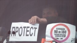 Возач на камион става натпис „Протест“ на својот камион за време на блокадата на превозниците на граничниот премин Богородица, на македонско-грчката граница.