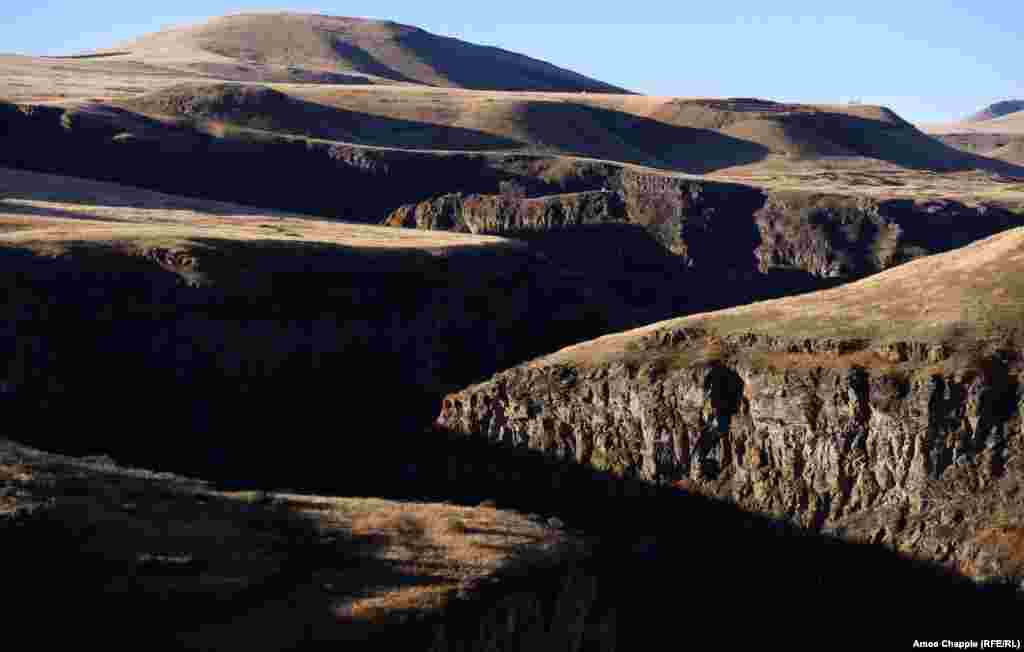 The ruins of Kizkale Church overlooking the jigsaw border that separates Armenia (left) and Turkey. In 1914, more than 2 million Armenians lived in today&#39;s eastern Turkey, then a part of the Ottoman Empire. By 1922, more than three-quarters of those Armenians had perished or fled a state-organized drive to eradicate Armenians from Ottoman territory.