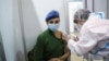 Vojnikinja prima kinesku vakcinu protiv COVID-19 u Beogradu, 19. januara 2021.