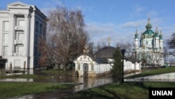 На передньому плані так званий «Десятинний монастир» УПЦ (Московського патріархату) на території Національного музею історії України. Київ, 30 січня 2018 рок