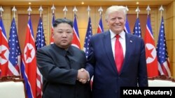 Američki predsjednik Donald Trump i sjevernokorejski lider Kim Jong Un tokom sastanka u Južnoj Koreji u junu 2019.