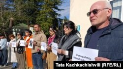 „არ ვენდობი სისტემას!“ „სოლიდარობა მირიან ბერულავას!“ - ამ შინაარსის პლაკატებით ქუთაისში, იმერეთის სამხარეო პოლიციასთან ჟურნალისტებმა აქცია გამართეს. 