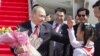 Хэнаньские пионеры приветствуют гостя из Москвы