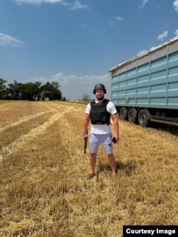 Bujku ukrainas Viktor Hordiyenko i fotografuar në fushat e tij më 4 korrik.