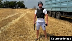 Ukrainaly fermer Wiktor Hordienko 4-nji iýulda öz ekin meýdanlarynda surata düşýär.