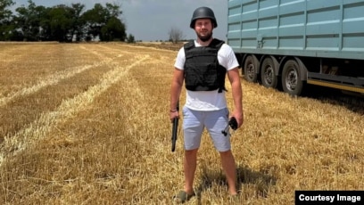 Hình ảnh người nông dân Ukraine Viktor Hordiyenko đang làm việc trên cánh đồng của mình vào ngày 4 tháng 7.