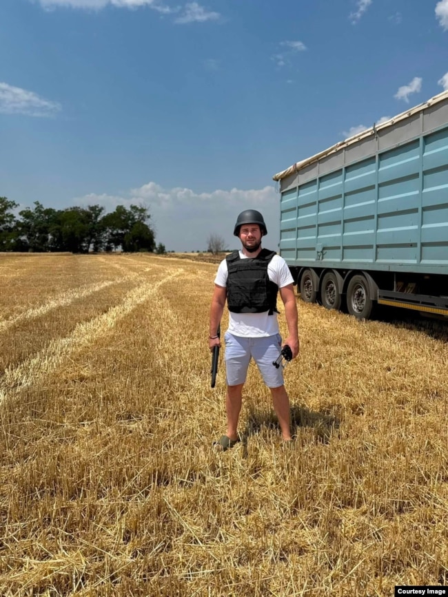 Bujku ukrainas Viktor Hordiyenko i fotografuar në fushat e tij më 4 korrik.
