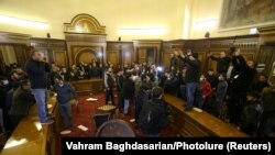 Mulțimea furioasă a luat cu asalt Parlamentul de la Erevan, 10 noiembrie 2020