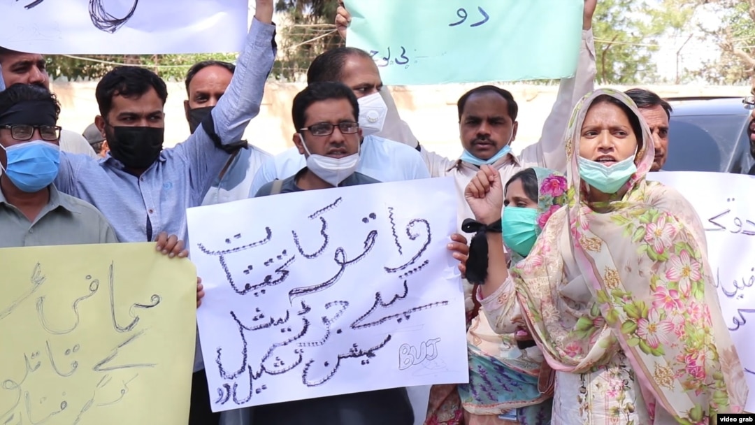 Pakistani journalists and members of civil society take part in a demonstration to condemn attacks on journalists in Islamabad on May 28.