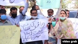 Pakistani journalists and members of civil society take part in a demonstration to condemn attacks on journalists in Islamabad on May 28.