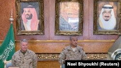 Генералы США и Саудовской Аравии Кеннет Маккензи и Фахд бен Турки на совместной пресс-конференции в Эр-Рияде (архивное фото)