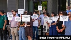 Pjesëtarë të organizatave të shoqërisë civile mbajnë në duar pankarta në shenjë proteste kundër moskonstituimit të Kuvendit të Kosovës, pranë hyrjes së Kuvendit në Prishtinë, 25 mars.