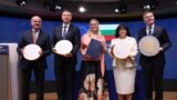 Церемония по приветстване на България в еврозоната. На снимката: Луис де Гиндос, зам.-председател на ЕЦБ, Валдис Домбровскис, еврокомисар по икономиката, Стефани Лосе, министър на икономиката на Дания, Теменужка Петкова и Паскал Донахю, председател на Еврогрупата