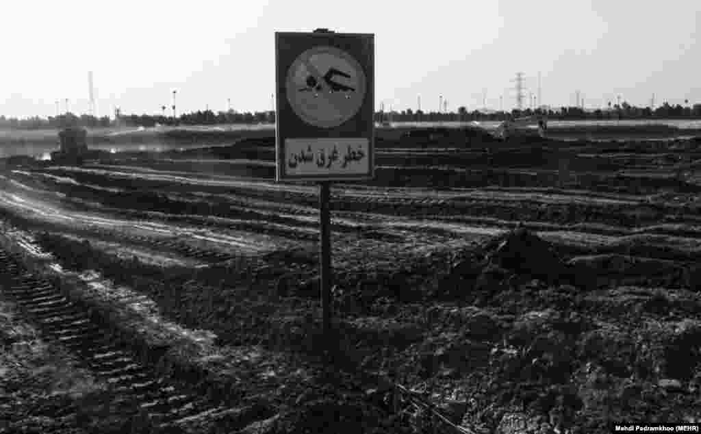 تابلویی که نه تنها معنای خود را از دست داده است، که طنزی تلخ را رقم می&zwnj;زند.
