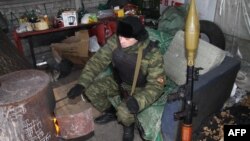 Militant pro-rus la un post de control în Doneţk, pe un ger de -15 grade, 9 ianuarie 2015