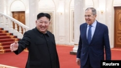 Ministri i Jashtëm rus, Sergei Lavrov (djathtas) duke u pritur në Phenian nga lideri verikorean, Kim Jong-un.
