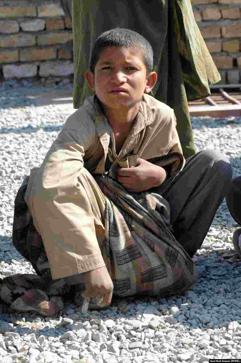 افغانستان: کندهار، یو افغان ماشوم د کار په لټه کې دی