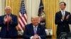 Ambasadorul Israelului în SUA, David Melech Friedman, și consilierul Jared Kushner aplaudă anunțul făcut de președintele SUA, Donald Trump, cu privire la acordul dintre Israel și Emiratele Arabe Unite - Biroul Oval, Casa Albă 