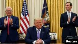 Ambasadorul Israelului în SUA, David Melech Friedman, și consilierul Jared Kushner aplaudă anunțul făcut de președintele SUA, Donald Trump, cu privire la acordul dintre Israel și Emiratele Arabe Unite - Biroul Oval, Casa Albă 