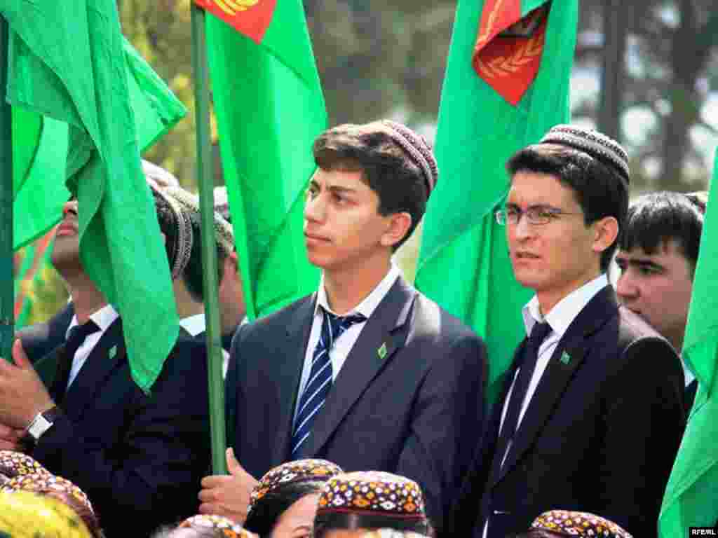 Türkmenistanyň baýdagy baýramçylygyň hemme ýerinde