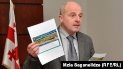 Министр сельского хозяйства журналистов встретил во всеоружии: в руках у него были две цветные карточки с глянцевым покрытием