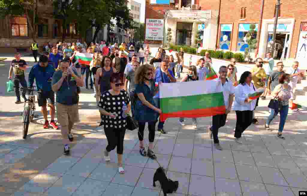 Антиправителствен протест се проведе и във Враца на 16 юли.