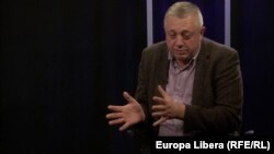 Алексей Тулбуре в кишиневской студии Свободной Европы (архивное фото)