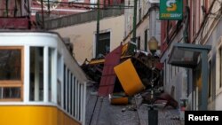Pamje pas përplasjes së tramvajit me një ndërtesë.