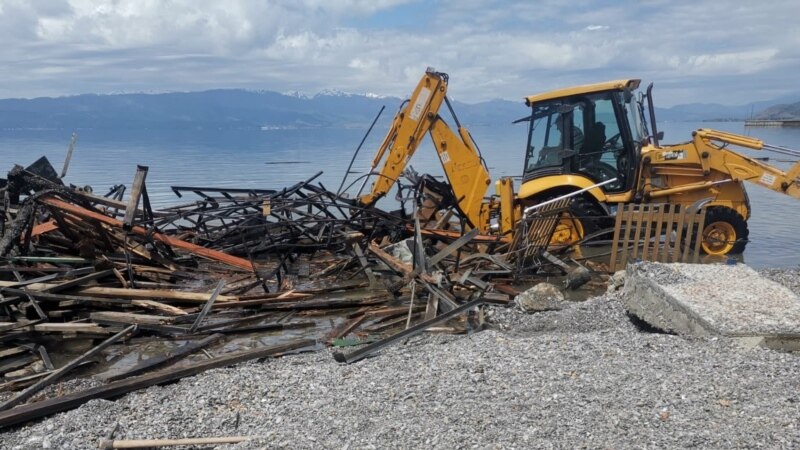 Палеж на трски, булдожери во езеро, продолжува уништувањето на Охридско Езеро