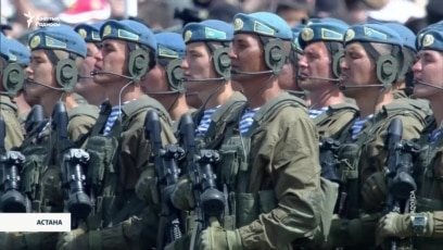 Жалаңаш әскерге шақырылғандарды медициналық тексеруден өткен фотосуреттер