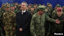 Sekretari i Përgjithshëm i NATO-s, Jens Stoltenberg, gjatë vizitës në Kosovë, në takim me ushtarët e KFOR-it, 23 janar, 2015. 