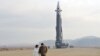 Лідер Північної Кореї Кім Чен Ин разом зі своєю дочкою відходять від міжконтинентальної балістичної ракети. Фото ілюстративне 