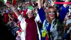 Iranlı qadınlar stadionda