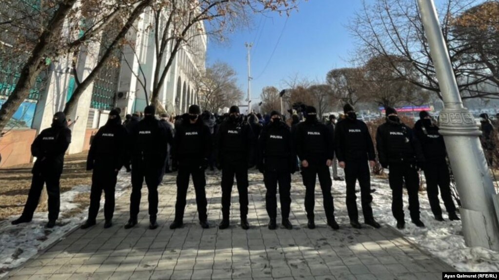 В Алматы полиция применила слезоточивый газ и резиновые пули против демонстрантов