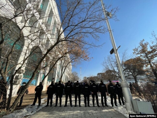 Взятие в кольцо активистов по созданию Демпартии. Алматы, 10 января 2021 года.