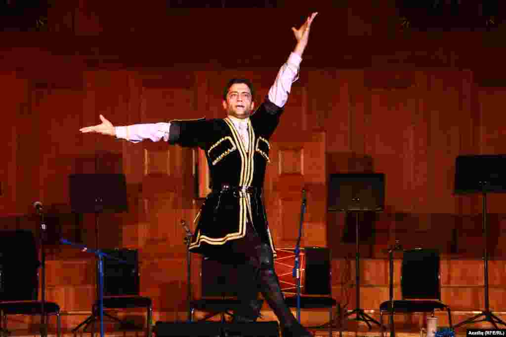 Тәбриздән килгән биюче