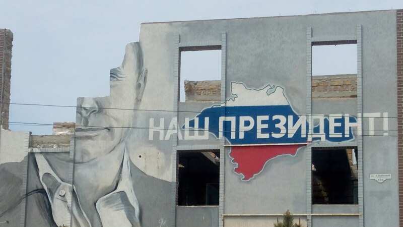 В Севастополе дом с портретом Путина разбирают по решению суда (+фото)