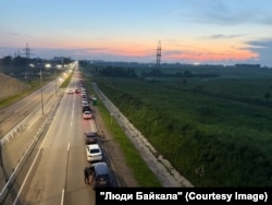 Rând de mașini la o benzinărie din Irkuțk, 1 iulie 2026