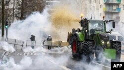 Fermierii europeni au ocupat din nou centrul administrativ al UE cu tractoarele. Confruntările cu poliția au devenit, rapid, violente. Bruxelles, 26 februarie. 