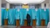 На избирательном участке в Алматы в день выборов в нижнюю палату парламента и местные представительные органы. 10 января 2021 года.