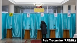 На избирательном участке в Алматы в день выборов в нижнюю палату парламента и местные представительные органы. 10 января 2021 года.