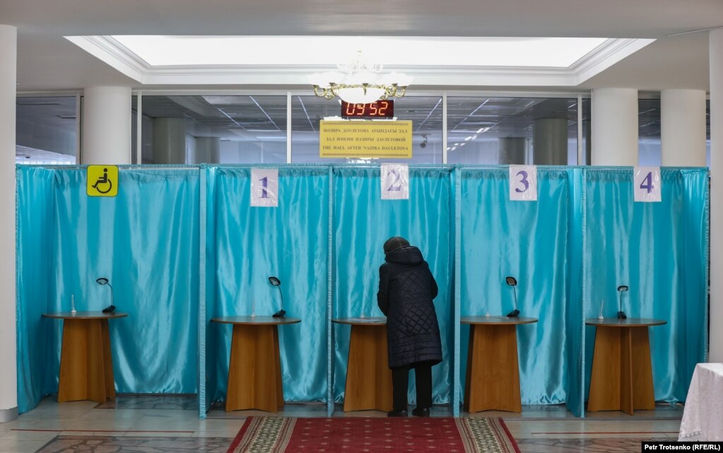 Казахстан. Женщина голосует на одном из избирательных участков в Алматы. 10 января 2021 года.