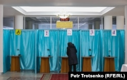 Казахстан. Женщина голосует на парламентских выборах в Алматы. 10 января 2021 года.