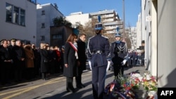 Macron și Hidalgo la una din comemorările de marți de la Paris.