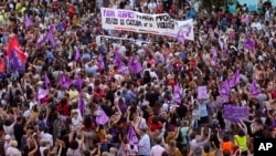 O mulțime demonstrând la Madrid pentru pedepsirea lui Luis Rubiales în „scandalul sărutului”. 