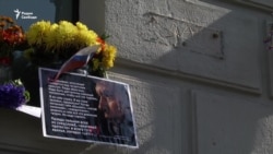 В Москве сорвали мемориальную доску памяти Немцова
