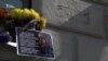 В Москве сорвали мемориальную доску памяти Бориса Немцова (видео)