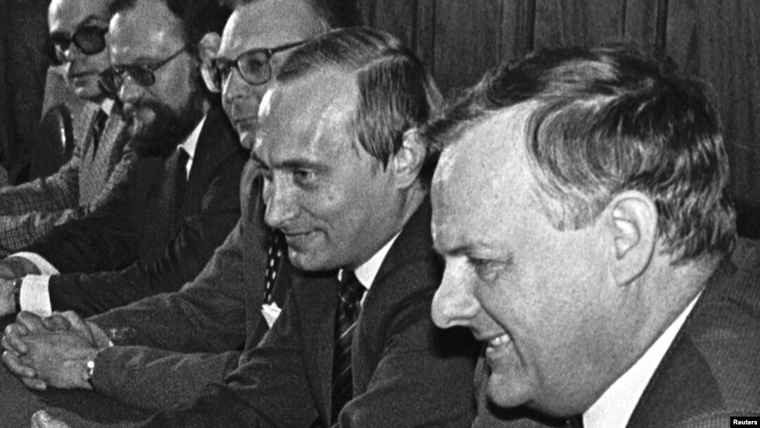 Анатолій Собчак (праворуч) та Володимир Путін у 1993 році. Архівне фото