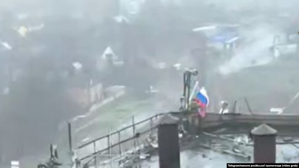 Аналитики все чаще наблюдают кадры, созданные с помощью искусственного интеллекта, которые показывают, как российские войска поднимают флаги на нескольких участках линии фронта.