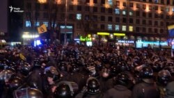 В Киеве на Майдане Независимости случилась потасовка между активистами и силовиками (видео)